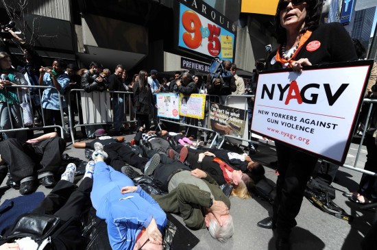 纽约民众集会呼吁政府加强枪支管理